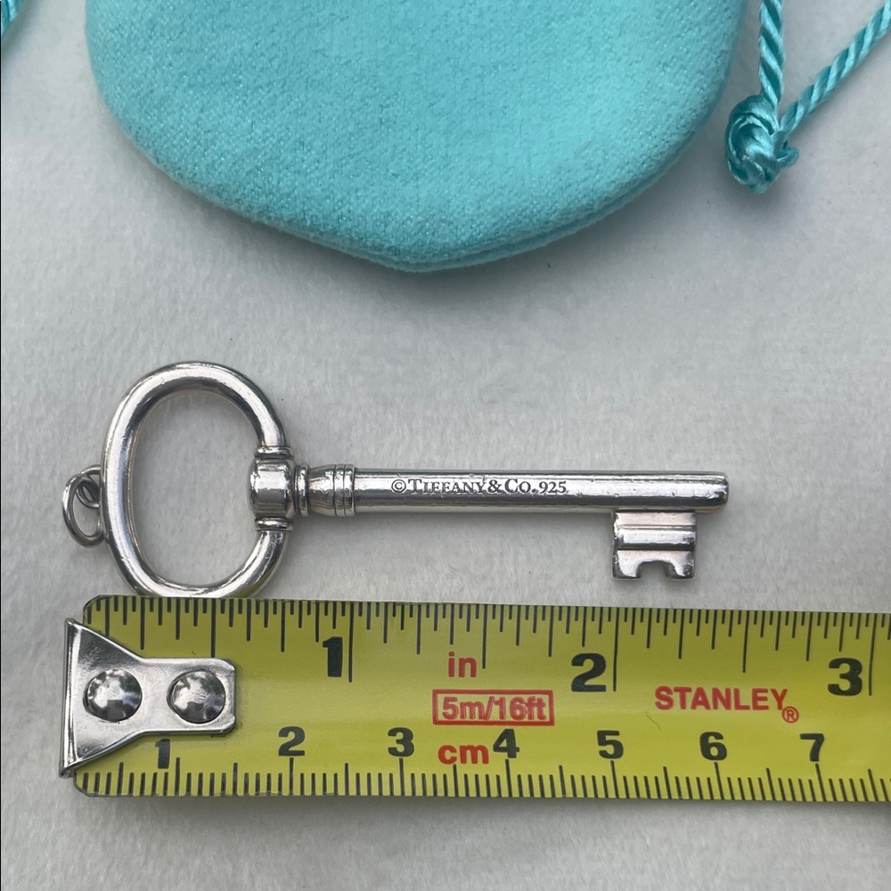 Tiffany & Co. Silver large Oval Key charm with original Turquoise Pouch - Picture 6 of 6